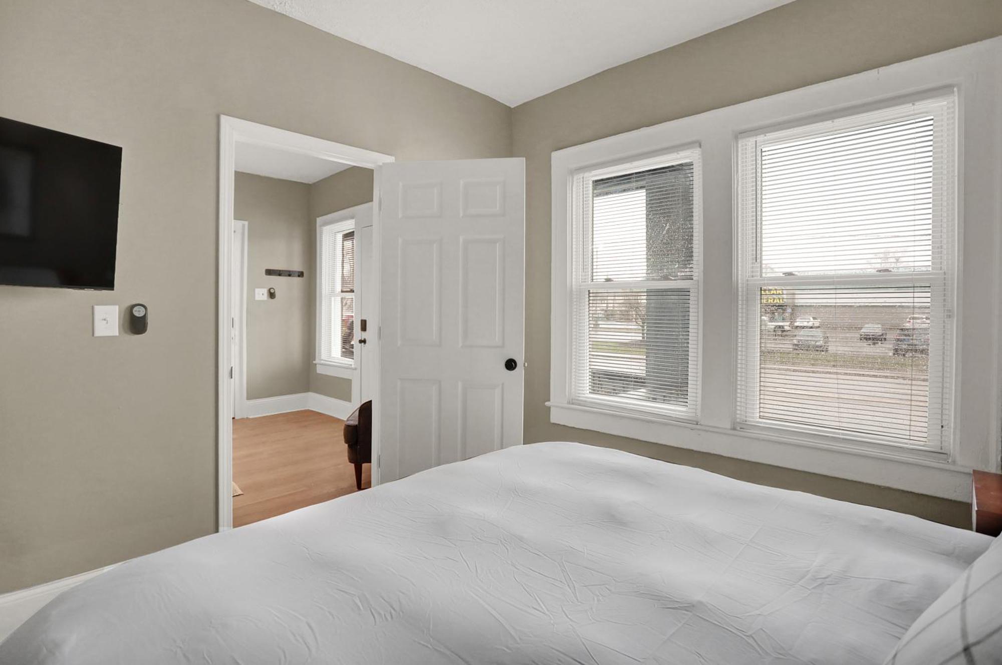 Prime 2br Gem, Near Convention Hub! Apartment *