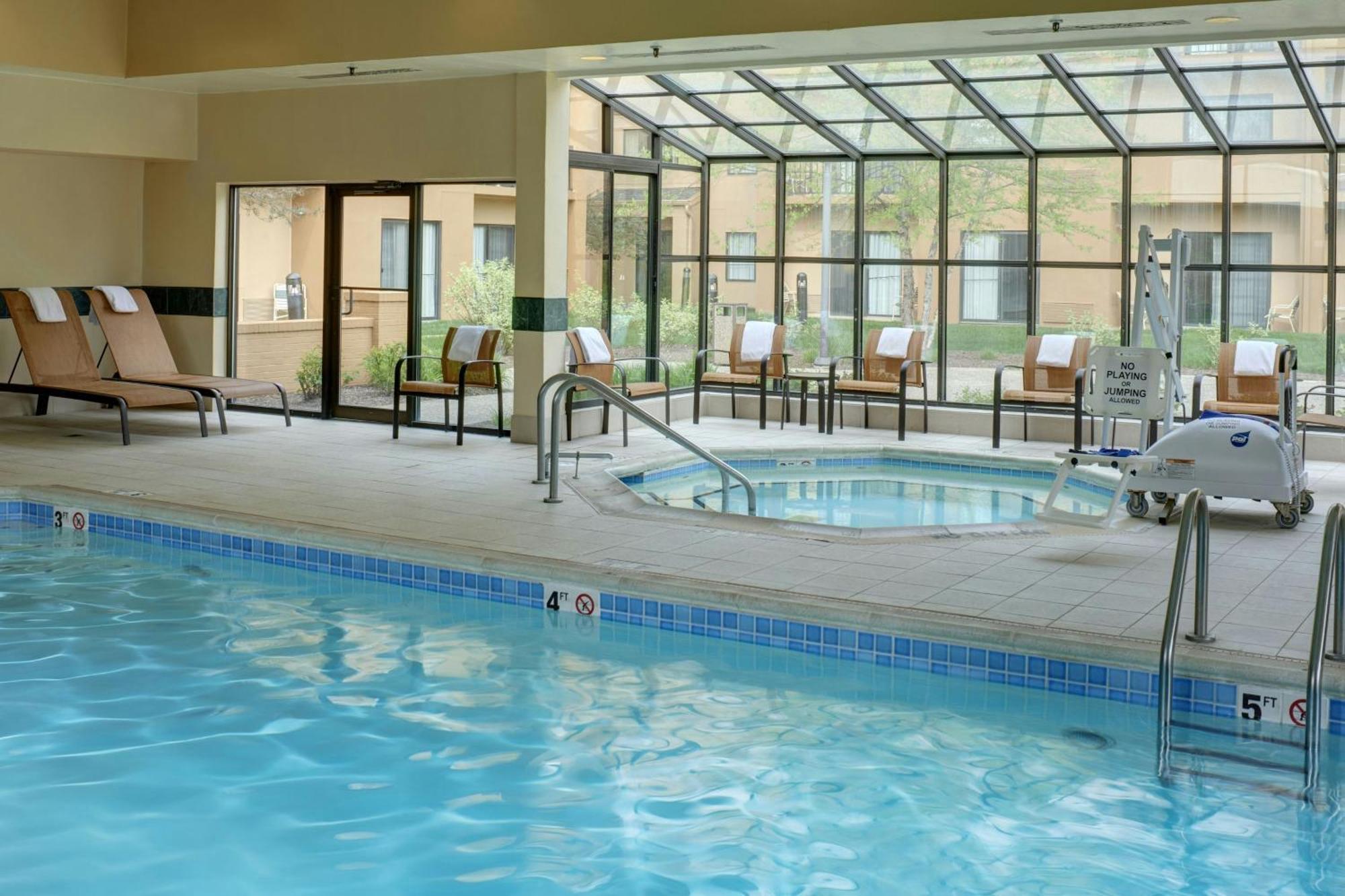 Courtyard By Marriott Airport Hotel