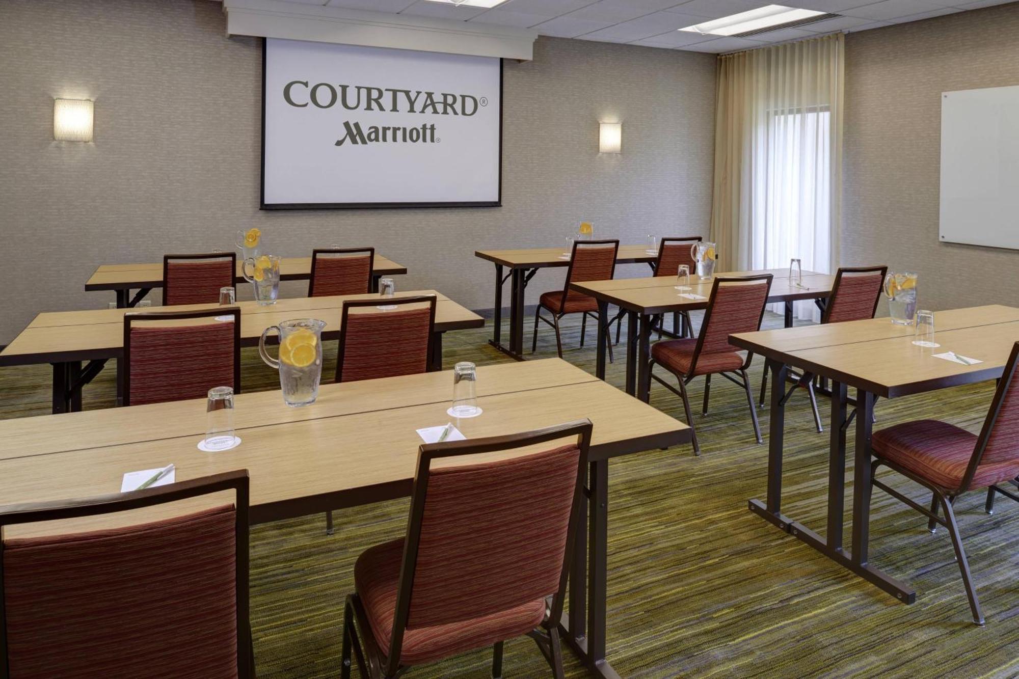 Courtyard By Marriott Airport Hotel Indianapolis