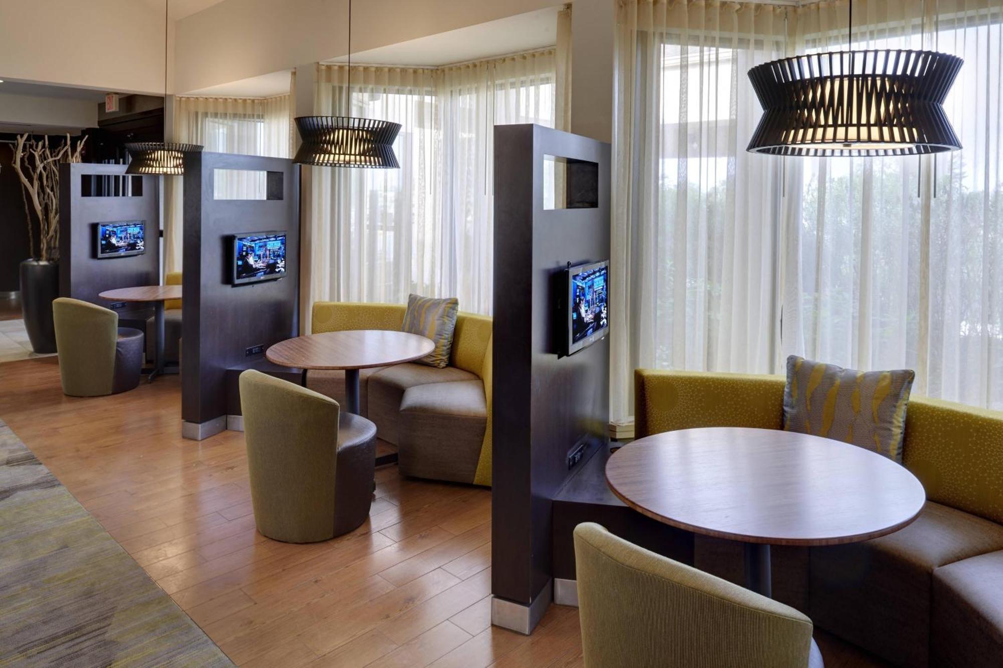 Courtyard By Marriott Airport Hotel