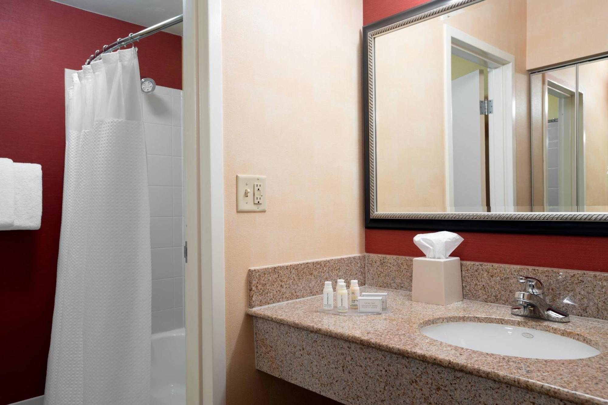 Courtyard By Marriott Airport 3*