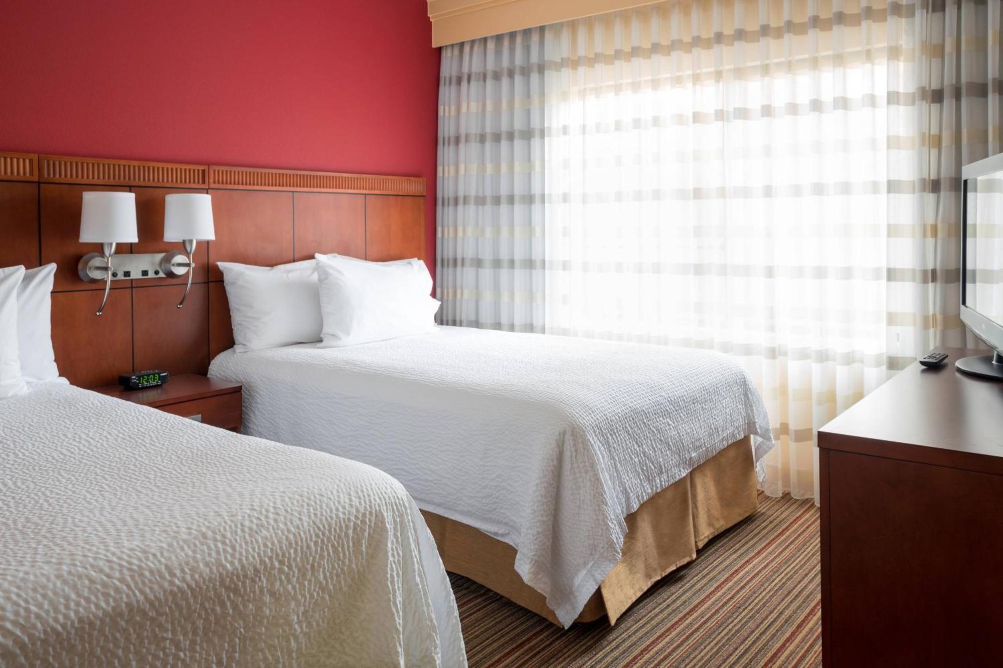 Courtyard By Marriott Airport