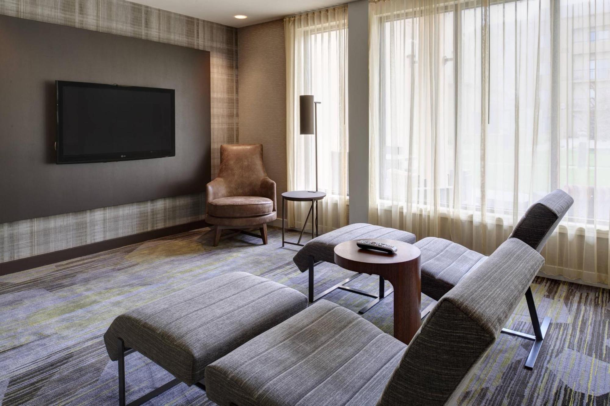 Courtyard By Marriott Airport Hotel