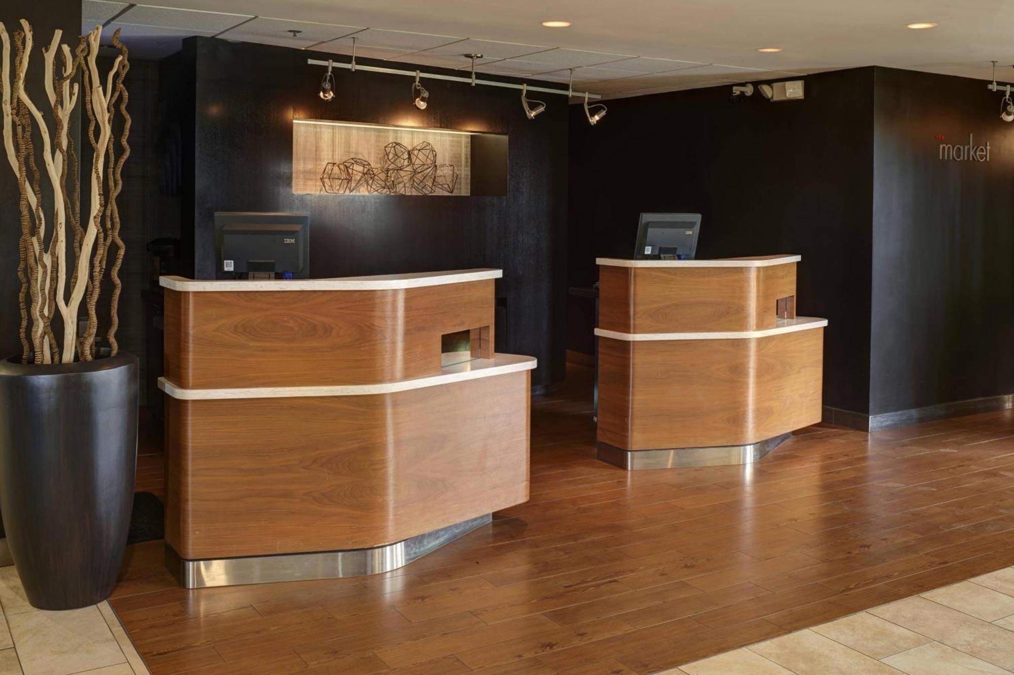 Hotel Courtyard By Marriott Airport