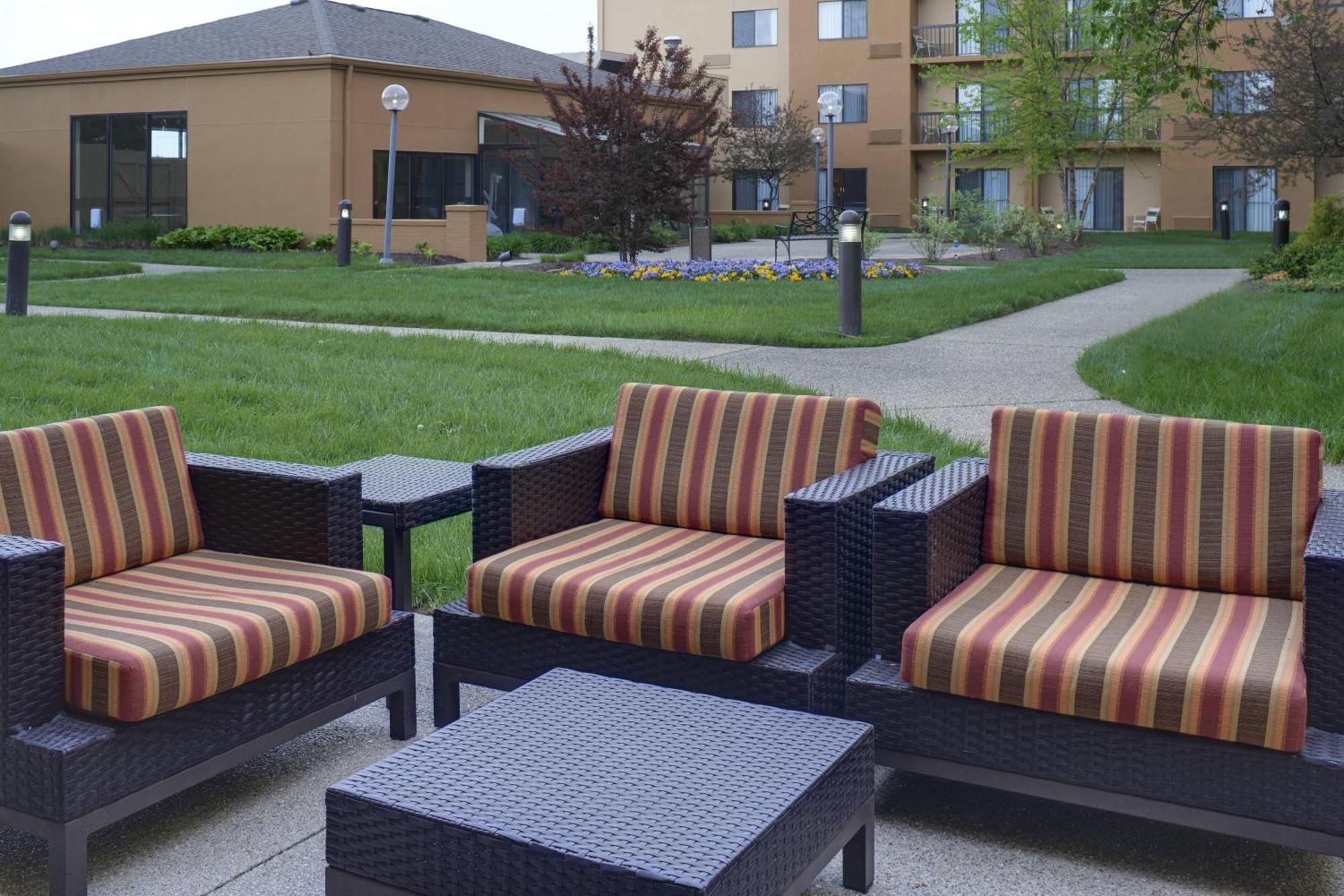Hotel Courtyard By Marriott Airport 3*