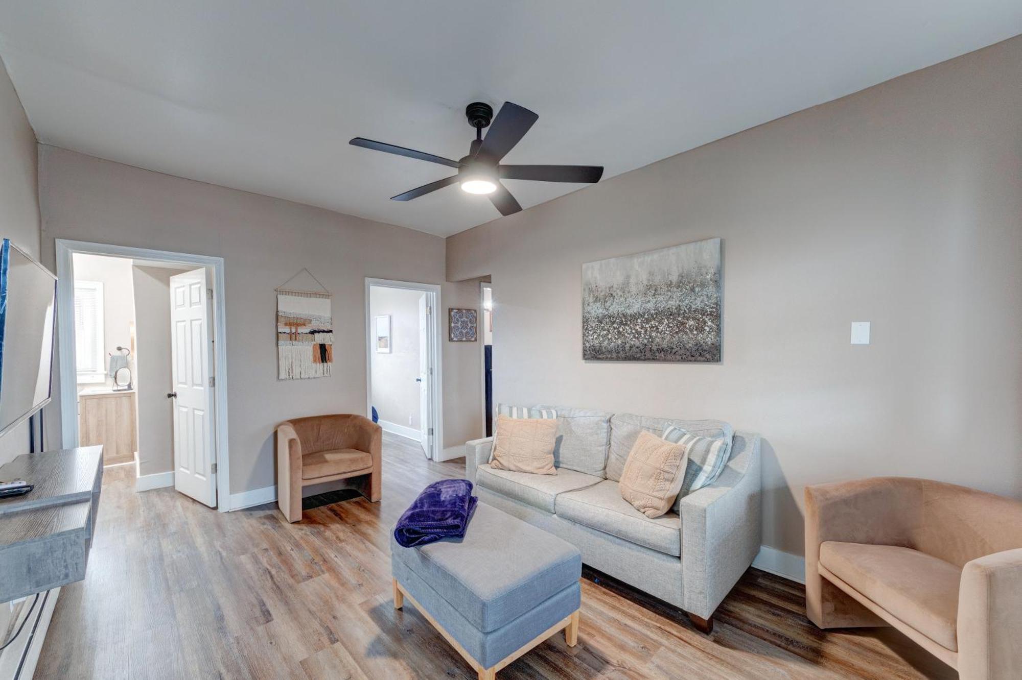 Apartment Prime 2br Gem, Near Convention Hub!