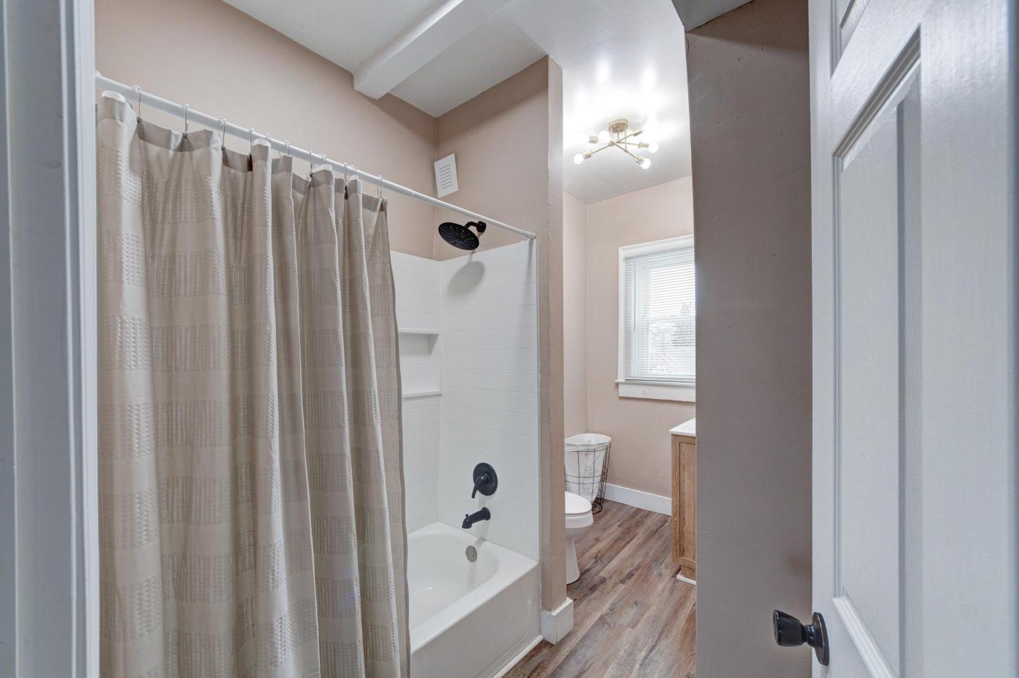 Prime 2br Gem, Near Convention Hub! *