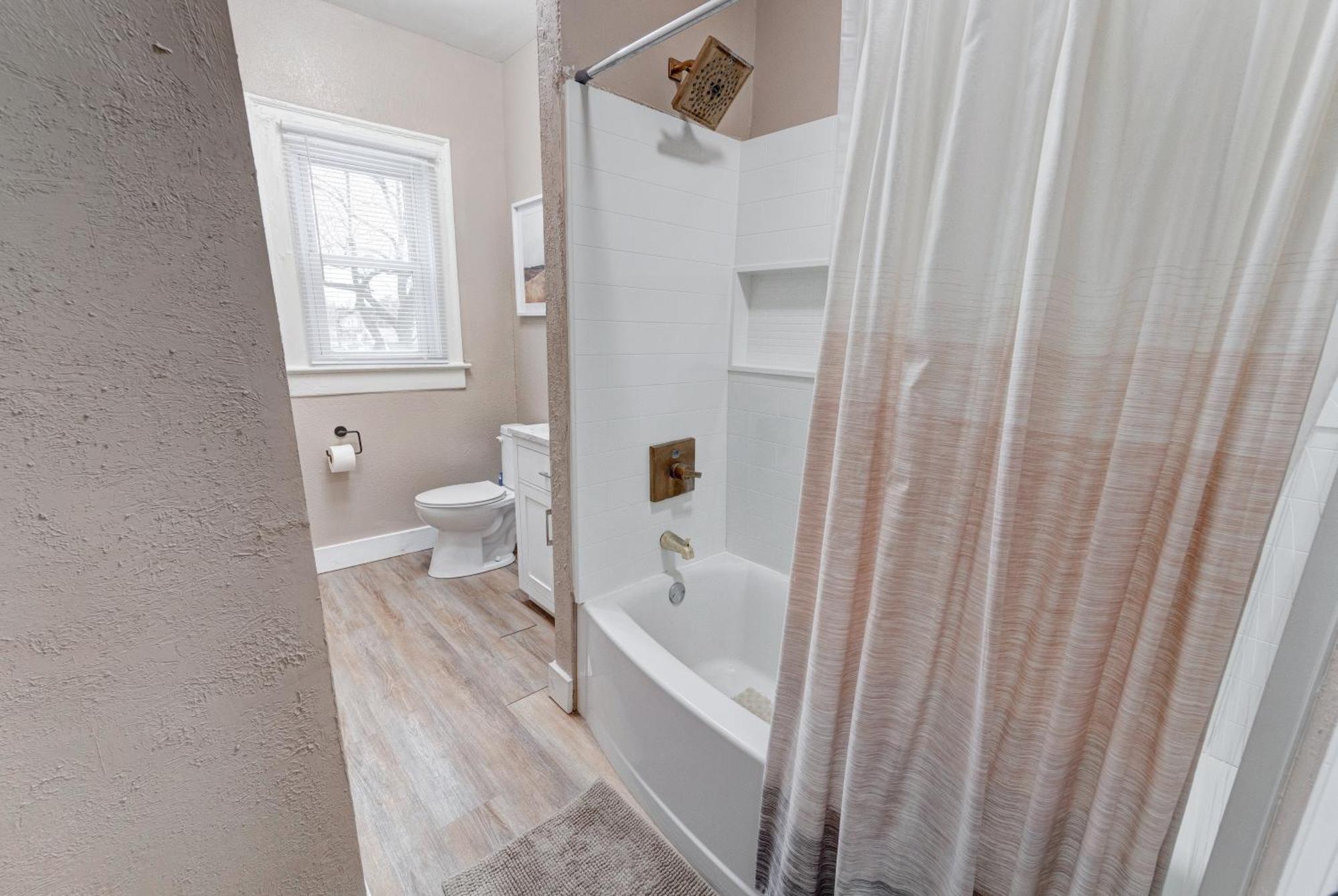 Apartment Prime 2br Gem, Near Convention Hub! *