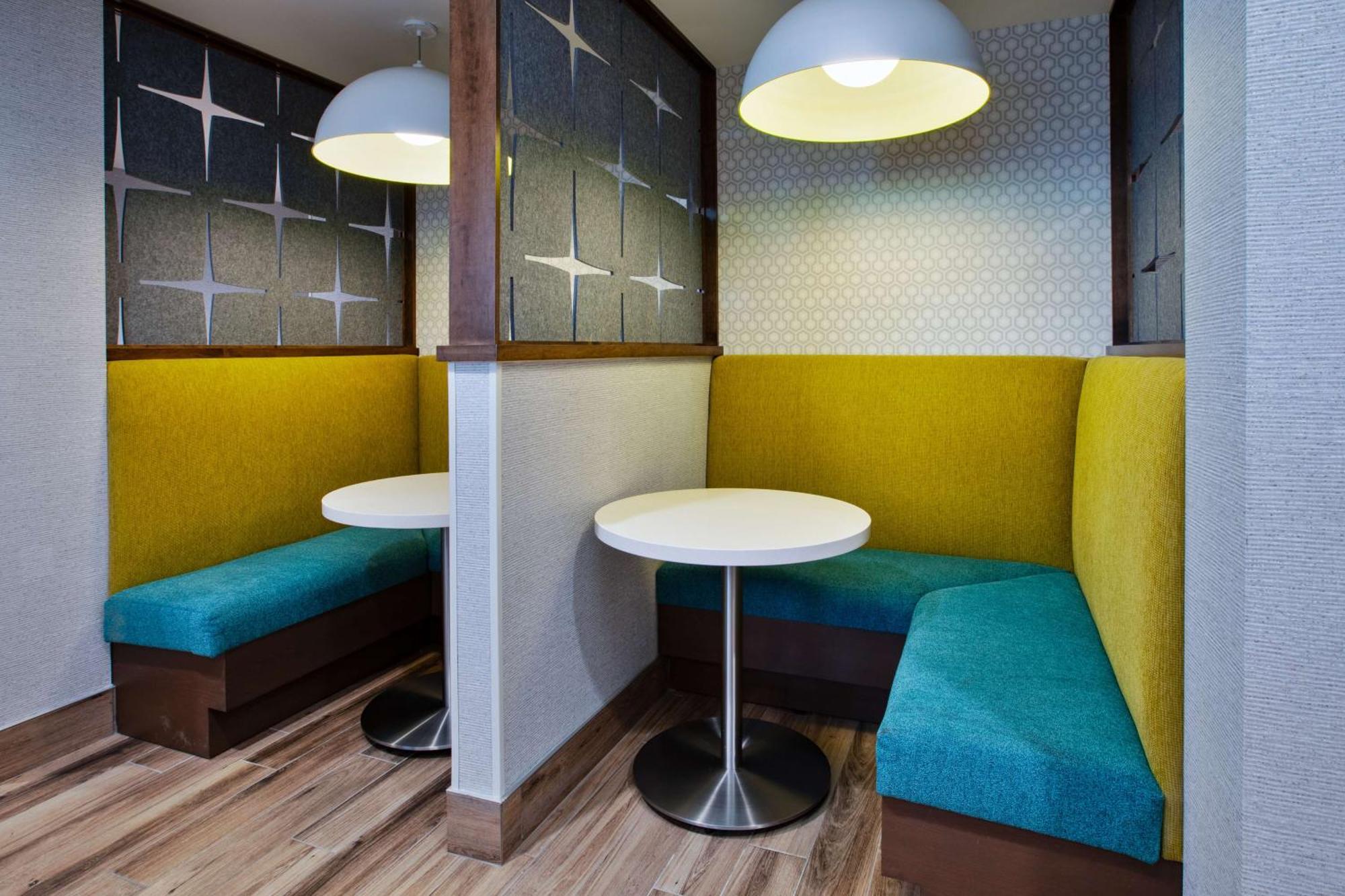 Hampton & By Hilton South Greenwood Hotel 3*