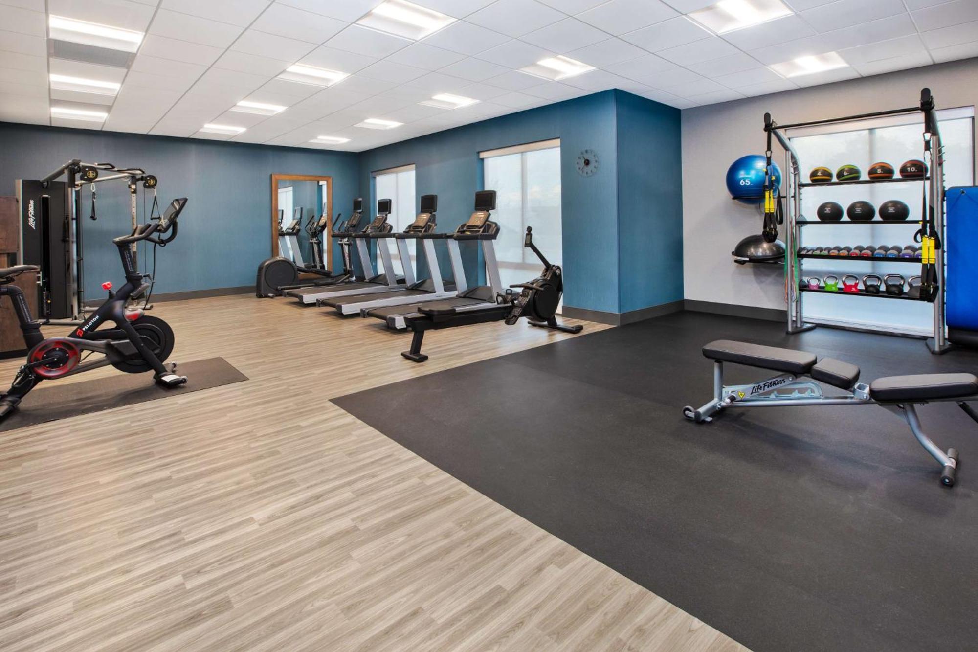 Hampton & By Hilton South Greenwood Hotel 3*