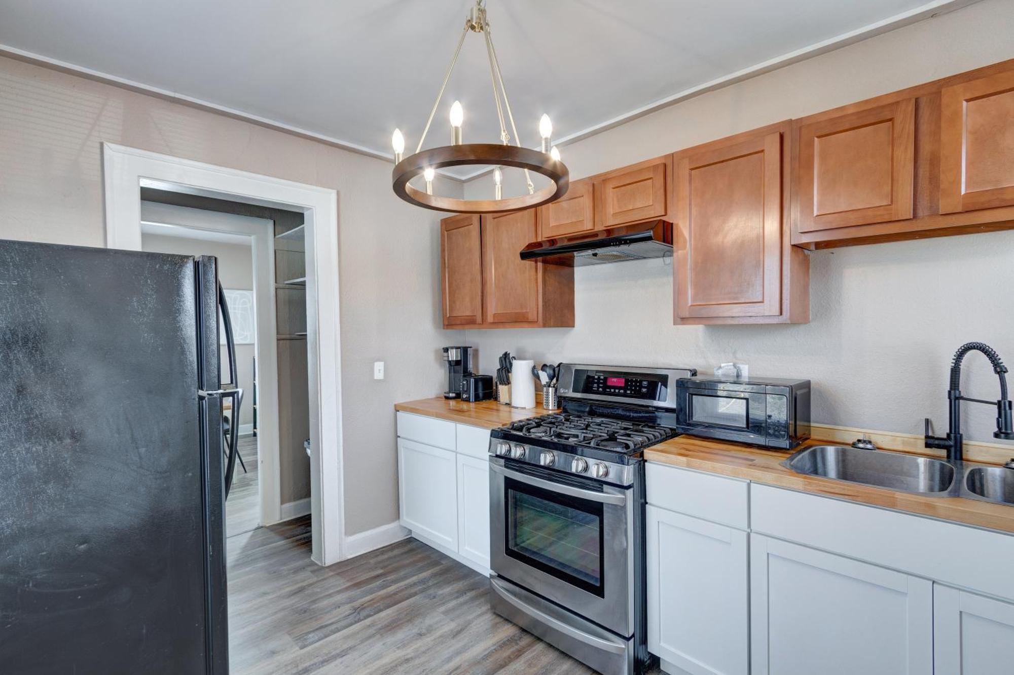 Prime 2br Gem, Near Convention Hub! Apartment *