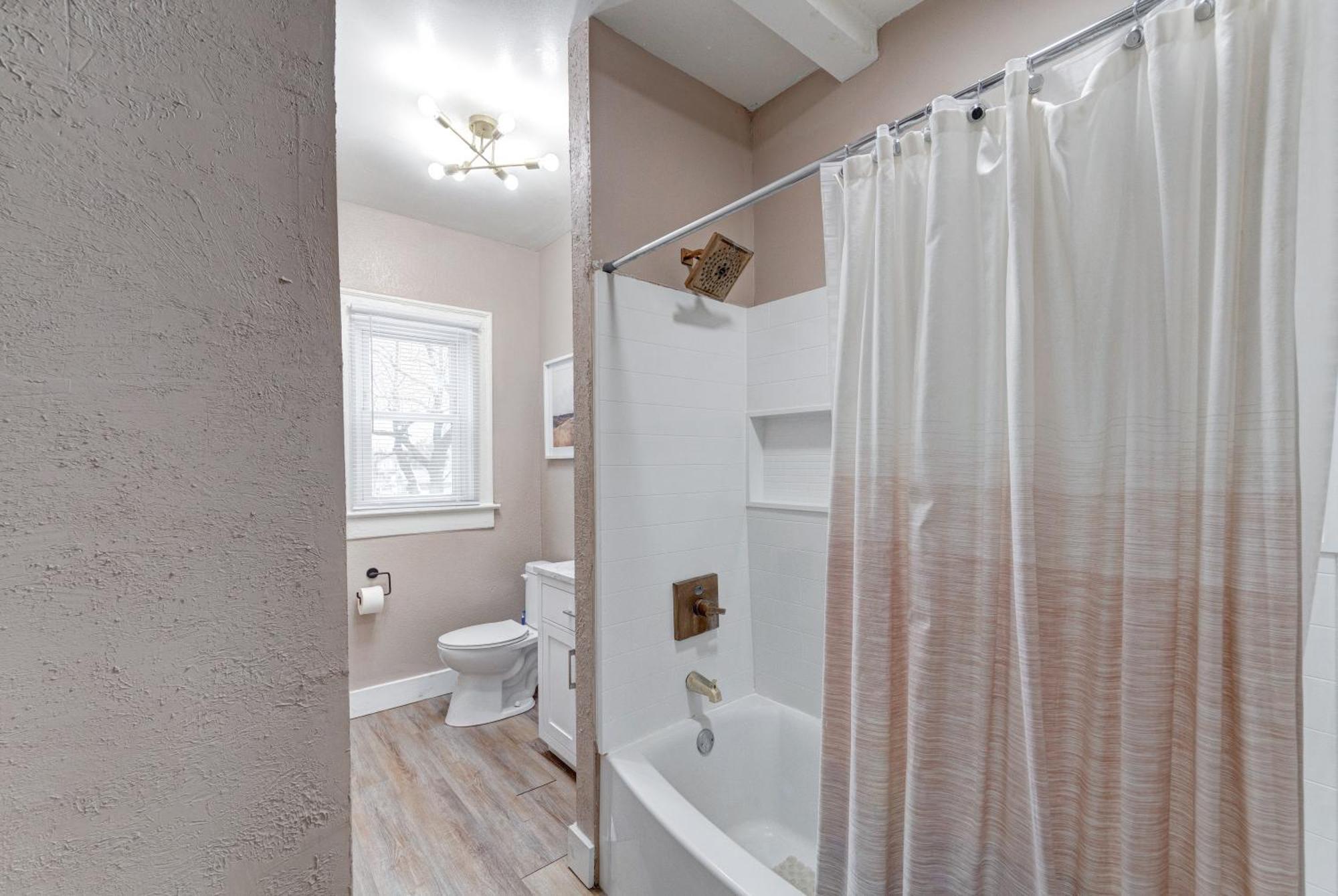 Prime 2br Gem, Near Convention Hub! *