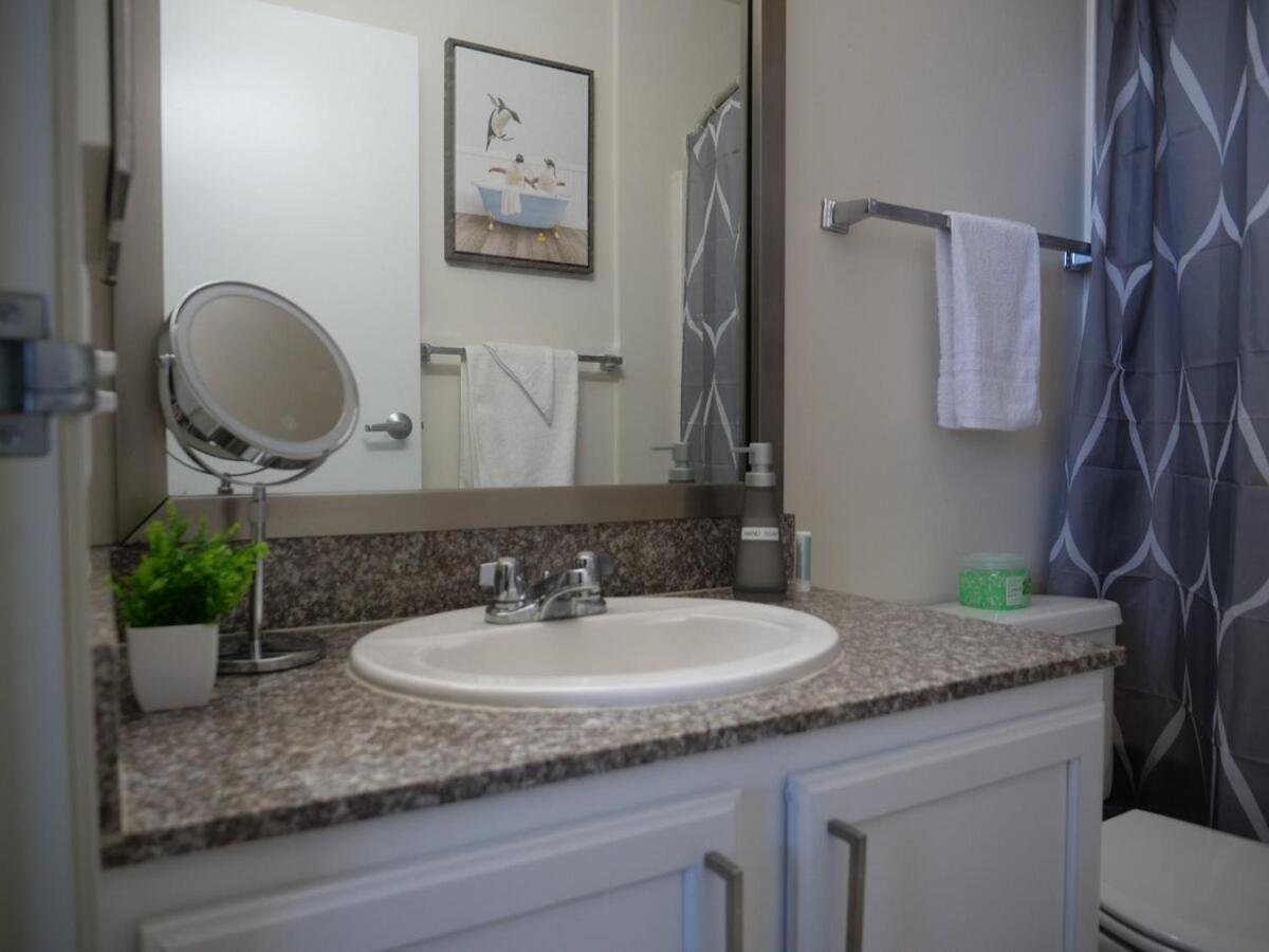 Apartment Downtown Retreat-king Bed-free Parking-access To Skywalk