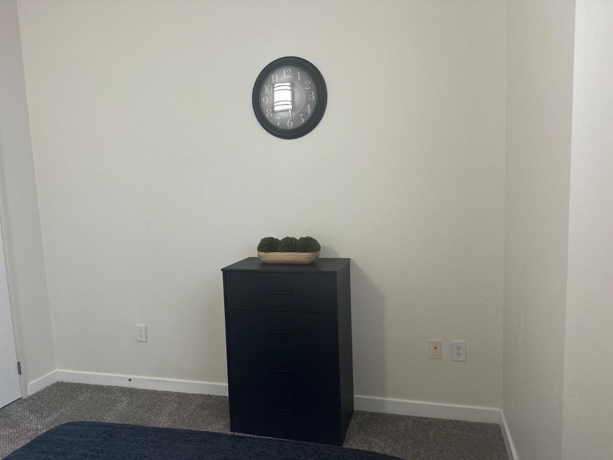 Apartment Downtown Retreat-king Bed-free Parking-access To Skywalk *
