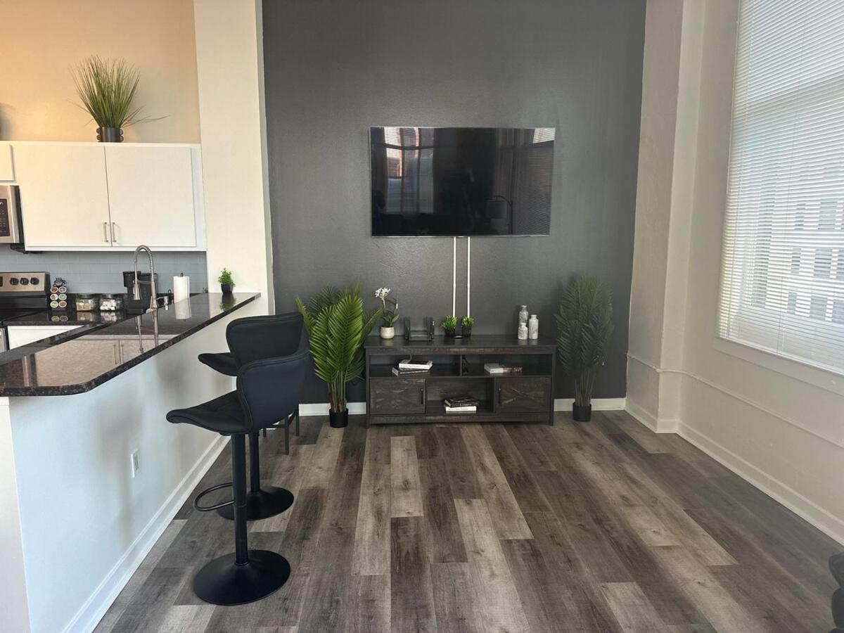 Downtown Retreat-king Bed-free Parking-access To Skywalk Apartment Indianapolis