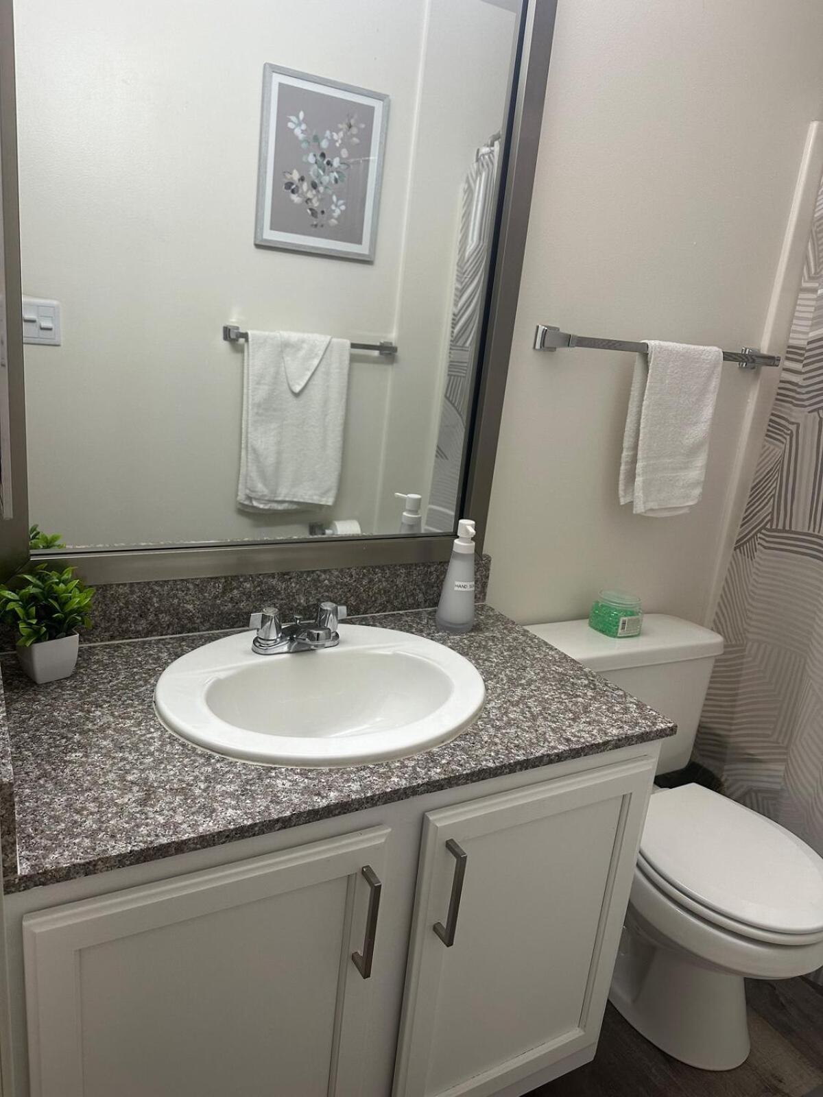 Apartment Downtown Retreat-king Bed-free Parking-access To Skywalk