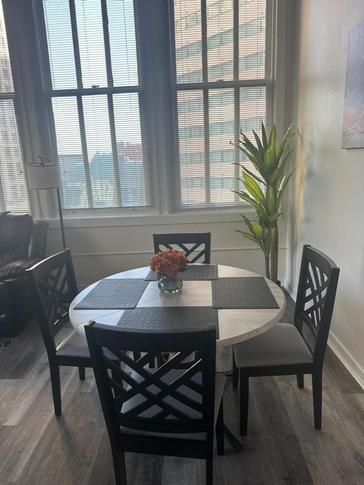 Apartment Downtown Retreat-king Bed-free Parking-access To Skywalk *