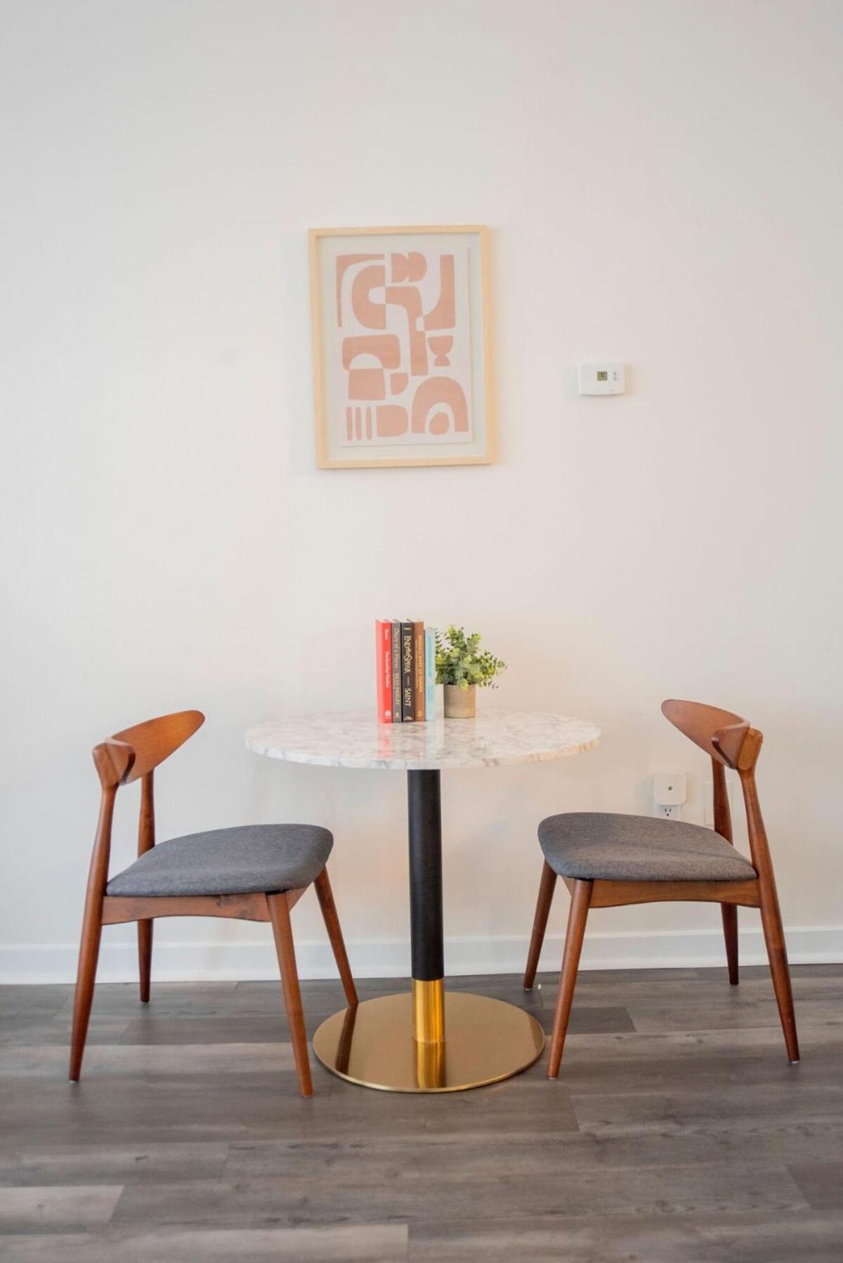 Apartment 5br Cozysuites The Block With Pool Table Arcade