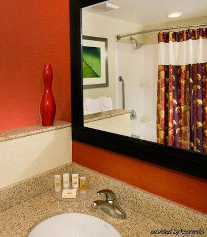 Courtyard By Marriott Airport Hotel