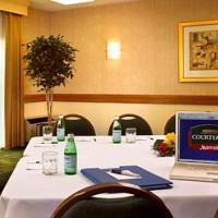Courtyard By Marriott Airport Hotel