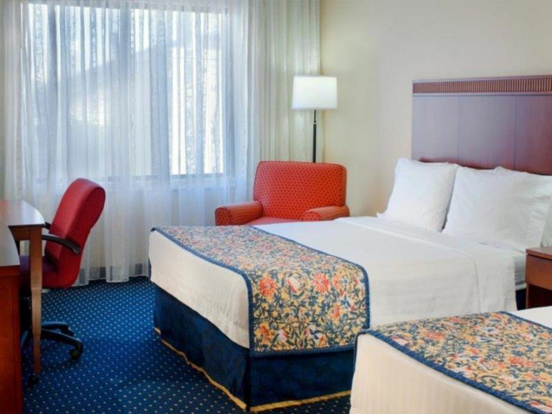 Hotel Courtyard By Marriott Airport 3*