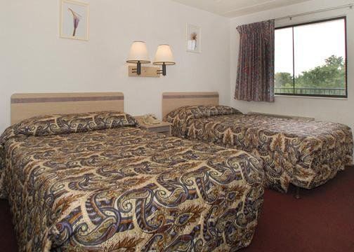 Day's & By Wyndham Airport East Hotel