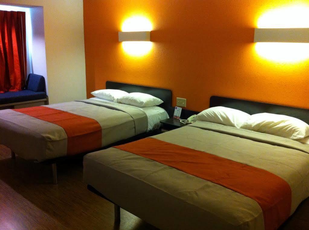 Motel 6 Carmel 2*