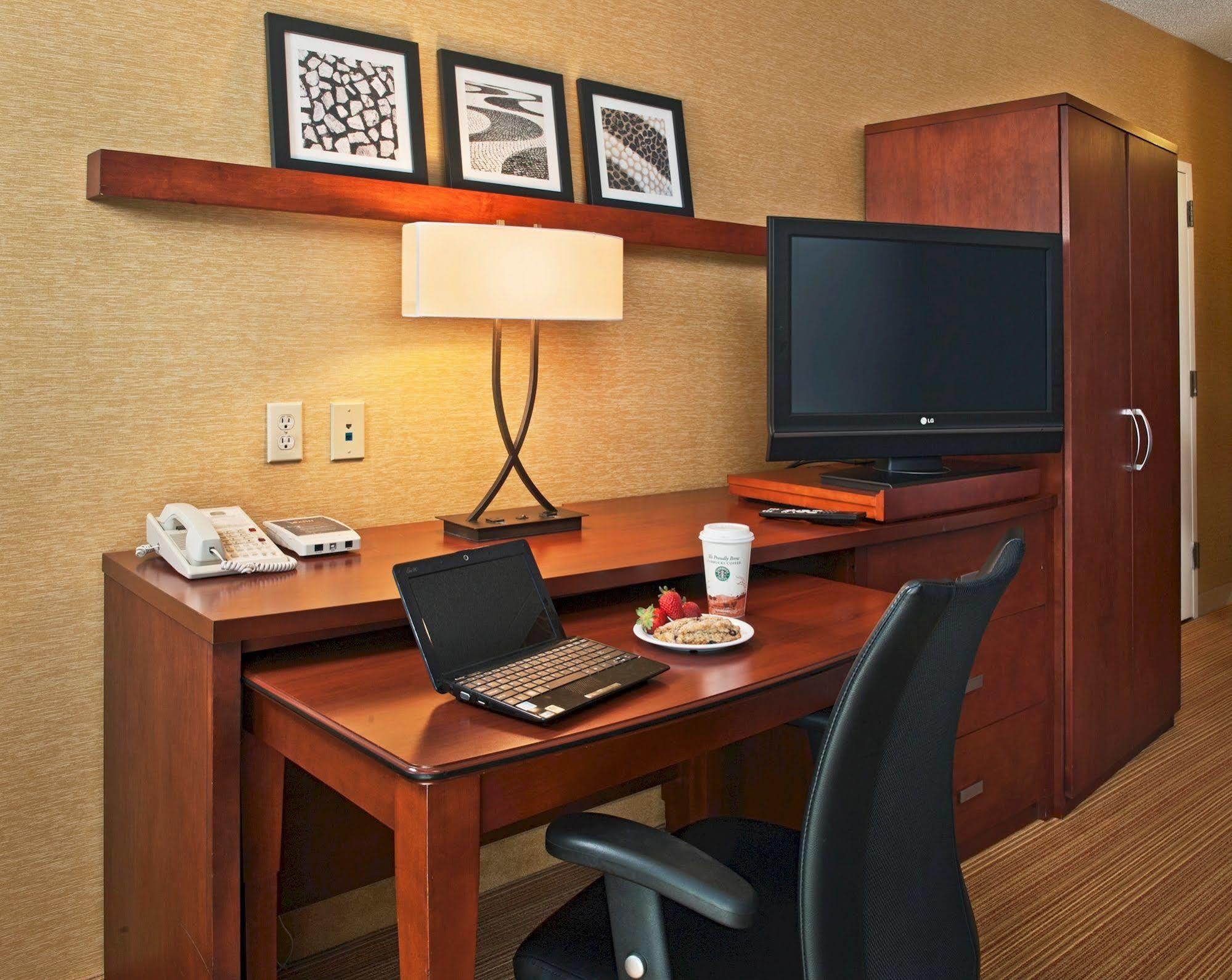 Courtyard By Marriott Airport Indianapolis