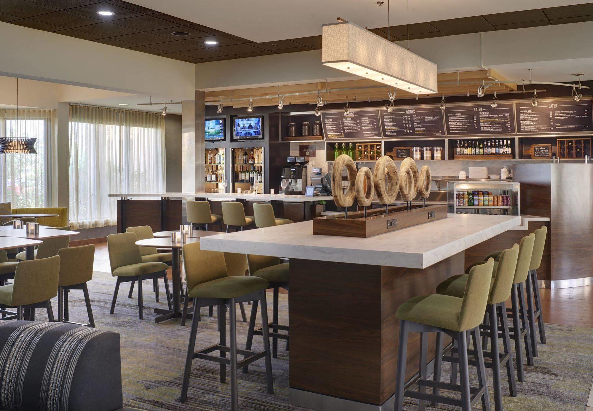 Hotel Courtyard By Marriott Airport