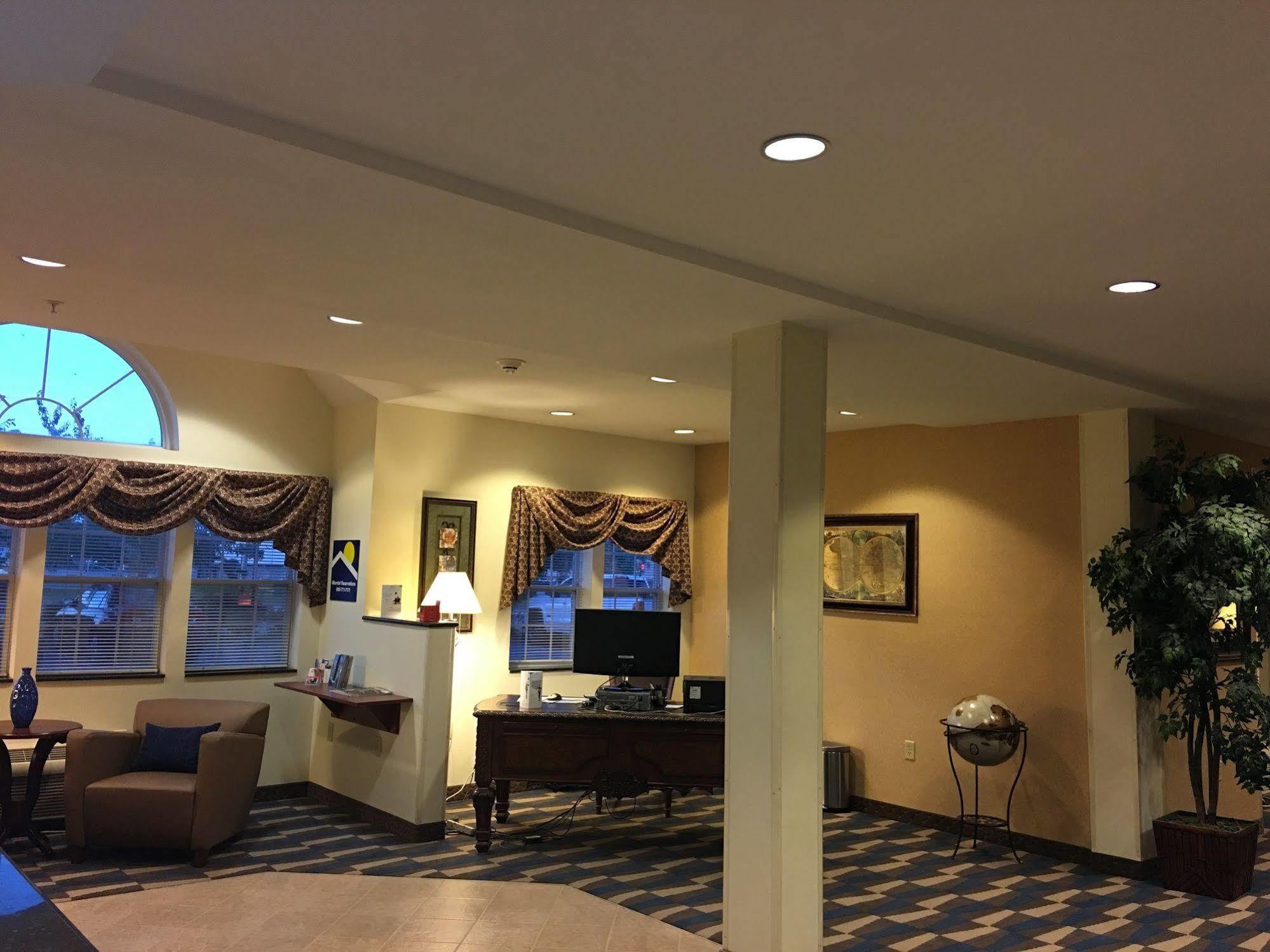 Microtel & By Wyndham Airport Hotel 2*