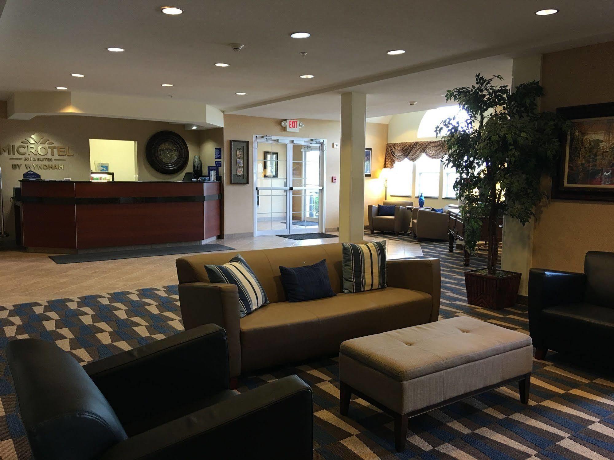 Microtel & By Wyndham Airport Hotel 2*