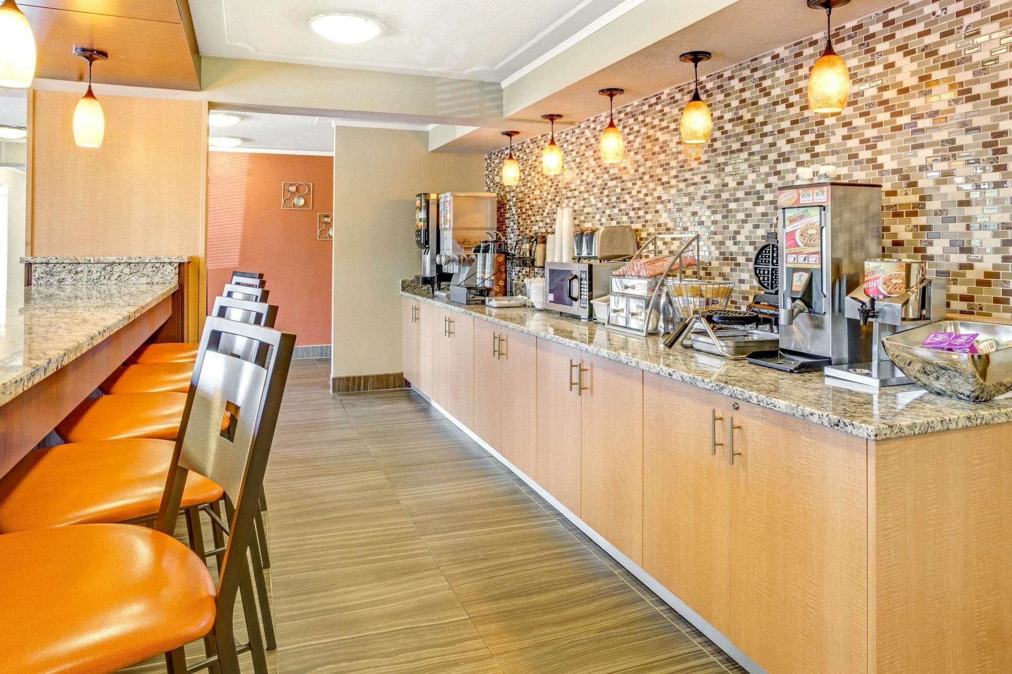 Hotel Day's & By Wyndham Airport East 2*