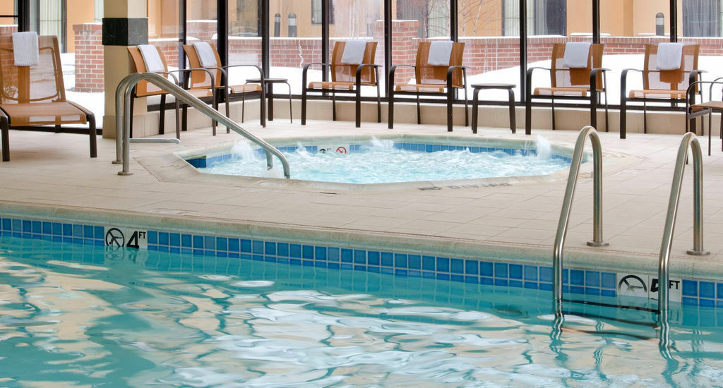 Courtyard By Marriott Airport
